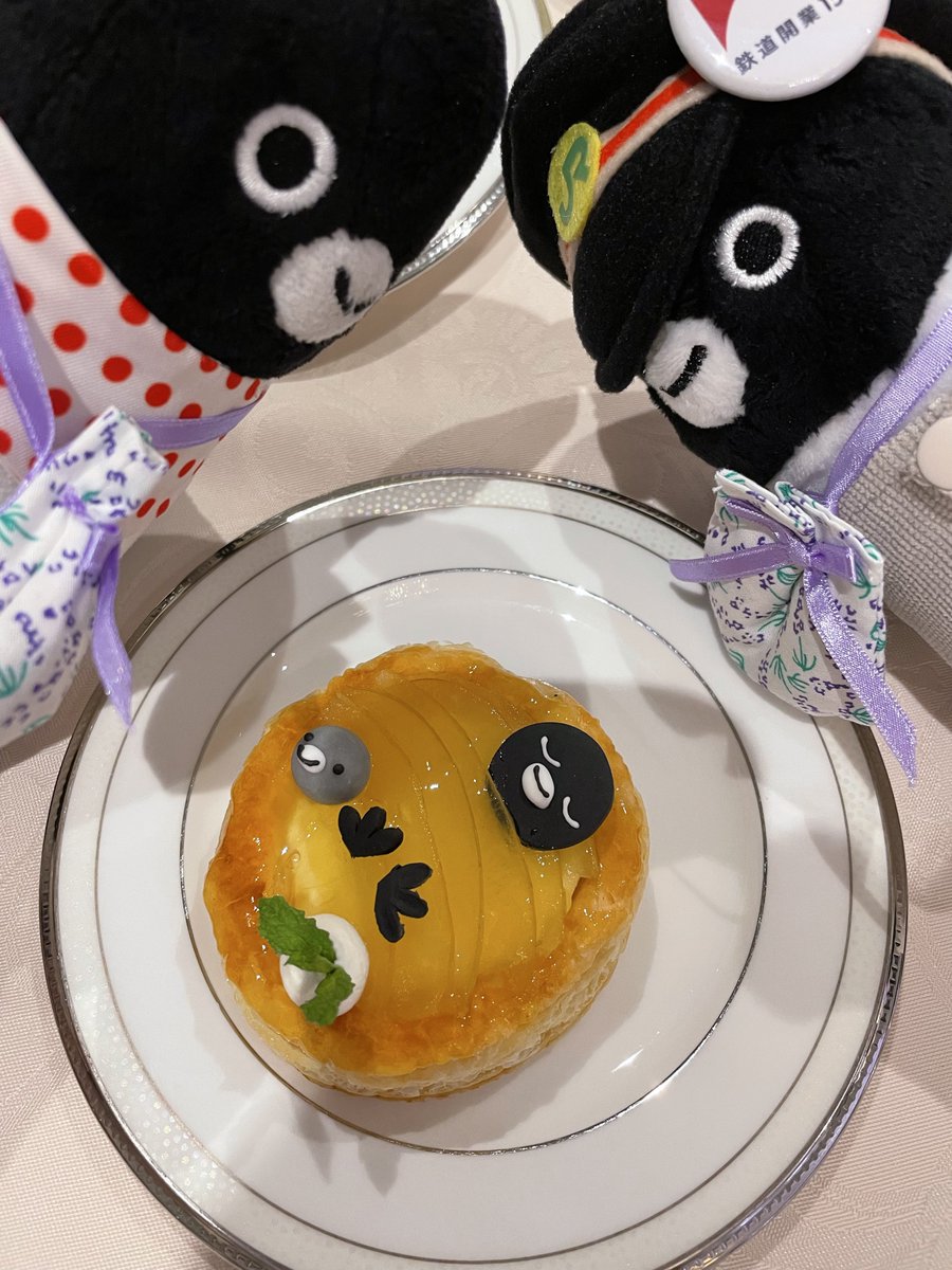pingu_0626's tweet photo. Suicaのペンギンは卒業するけど、みんなが持っているICカードはなくならない。
これからも自分だけのSuicaを持って、すいぺんと一緒にたくさん旅をするんだ。
泣きたい夜は一緒に寝て
毎日同じ食卓を囲み
これからも自分だけのSuicaと時を刻んでいくんだ。一緒に歩んでいく未来が楽しみだ。 https://t.co/eNk8QIc0MO