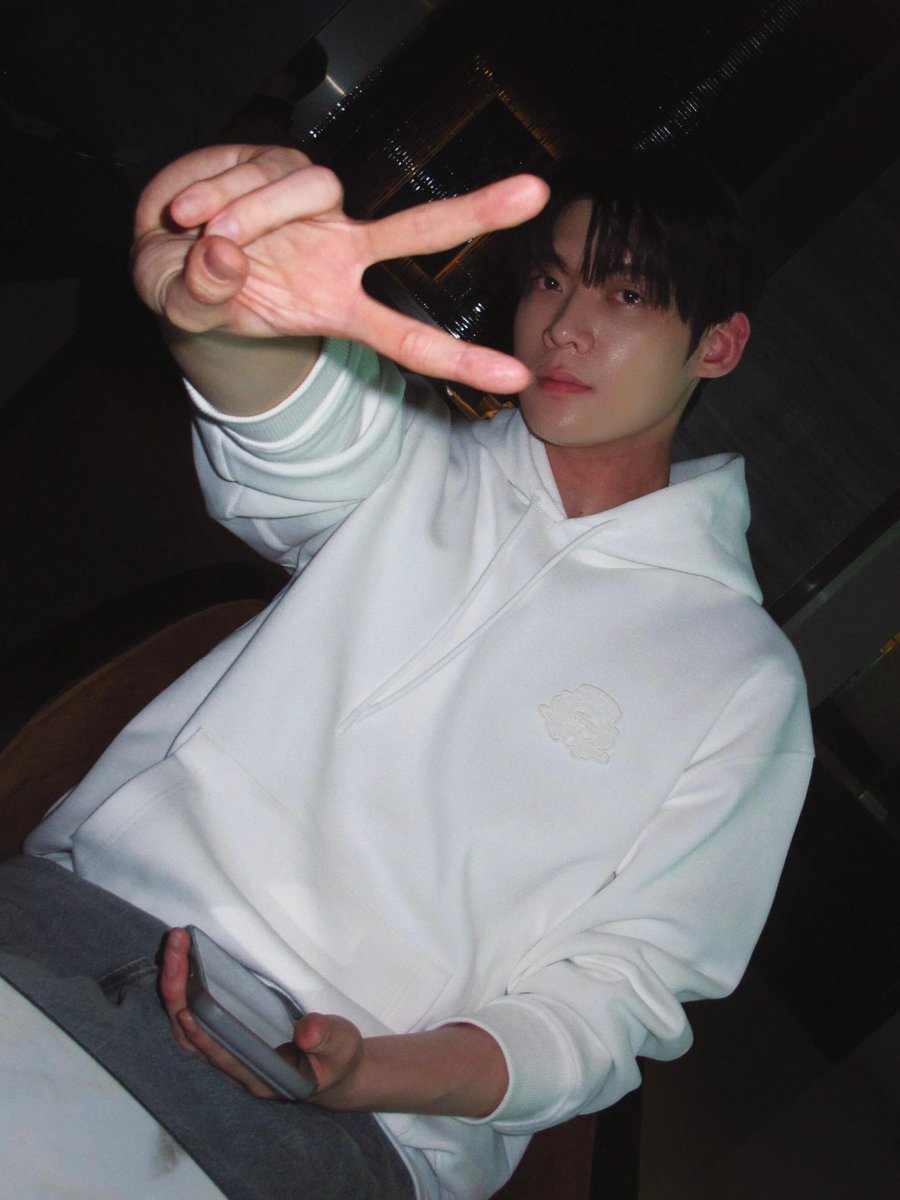 kimyoonsik_vn's tweet photo. [2026/10/01] DerekLeMode updated RED

Hello 👋~ My friend, welcome to Paris!
Kim Yoon Sik, I hope you have a wonderful time this trip! 🩵

WELCOME KIM YOON SIK TO PARIS
#YOONSIKPFWSS27 #KIMYOONSIKINPARIS https://t.co/QgwlEHHvgL