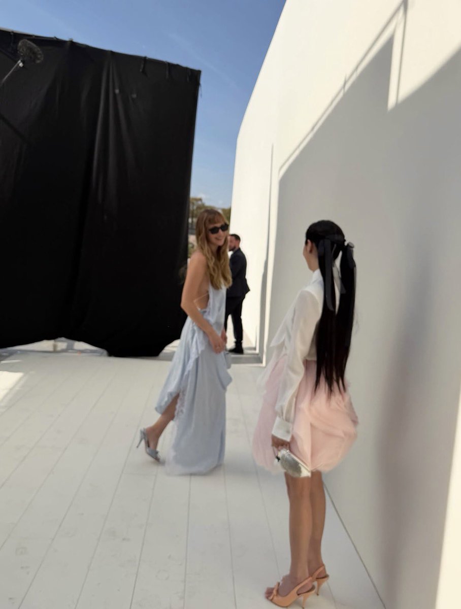 thekimjs's tweet photo. JISOO with Jennifer Lawrence https://t.co/eVktPlTr3U