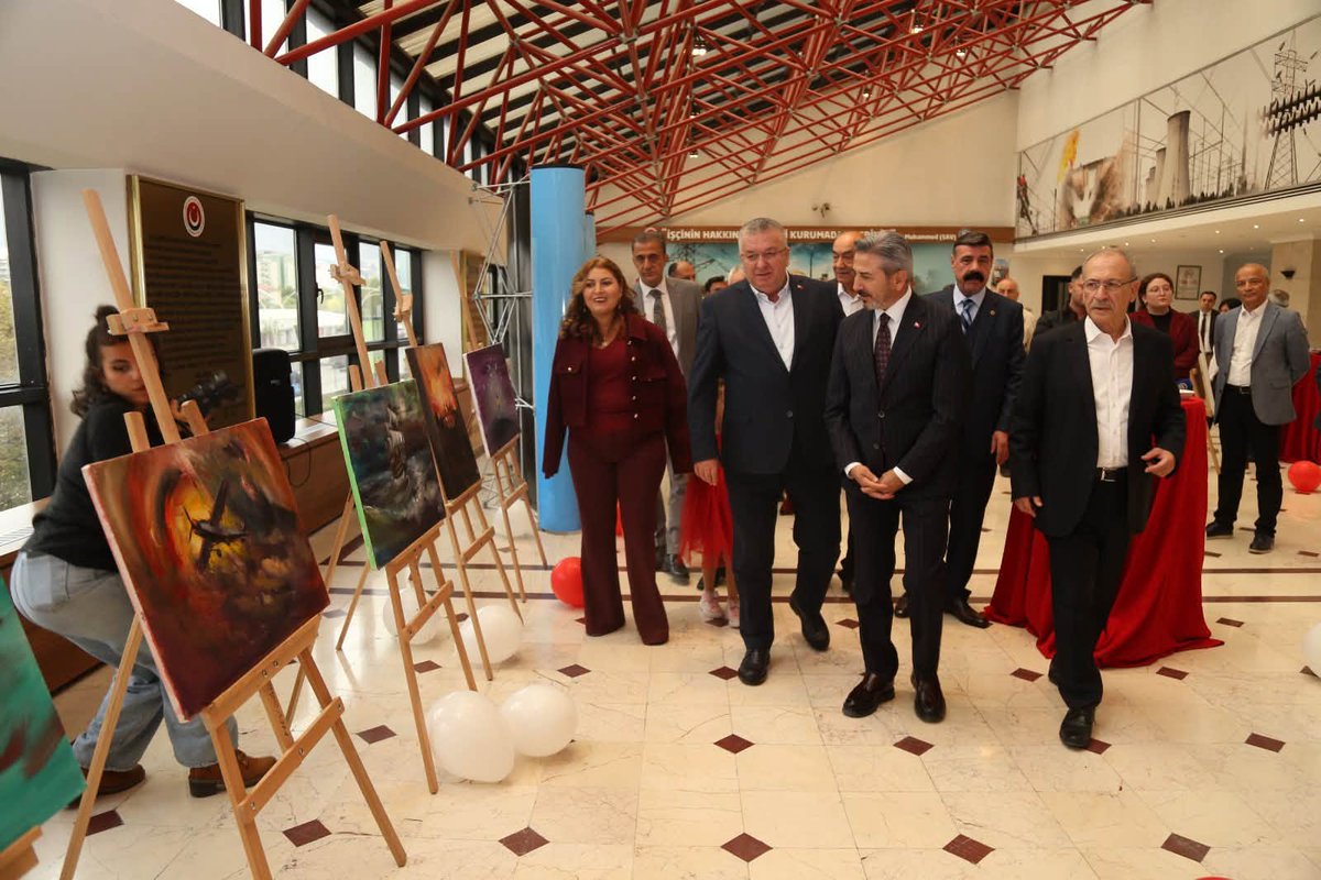 tes_is1963's tweet photo. Genel Merkezimizde Çok Özel Bir Sergiye Ev Sahipliği Yaptık. 

Beş yaşında geçirdiği kaza sonucu iki kolunu kaybeden ancak hayata ve sanata olan tutkusundan vazgeçmeyerek resimlerini ayaklarıyla yapan ressam Ayşe IŞIK’ın muhteşem sergisi genel merkezimizde sanatseverlerle buluştu.

Konfederasyonumuz TÜRK-İŞ'in Genel Başkanı Ergün ATALAY, Genel Başkanımız İrfan KABALOĞLU ve Şube Başkanlarımızın ziyaret ettikleri serginin açılışını Genel Başkanımız İrfan KABALOĞLU ve Çalışma ve Sosyal Güvenlik Bakan Yardımcımız Ahmet AYDIN gerçekleştirdi. Açılış kurdelesinin kesilmesinin ardından Genel Başkanımız İrfan KABALOĞLU ve Bakan Yardımcımız Ahmet AYDIN, sergiyi gezerek Ayşe IŞIK’ın eserlerini incelediler. Sergiye çok sayıda davetli ve sendika üyemiz katıldı. 

Fiziki engellerin sanata ve başarıya engel olamayacağını kanıtlayan değerli ressamımız Ayşe IŞIK’a bu ilham verici sergi için teşekkür ediyor; sanat yolculuğunda başarılarının devamını diliyoruz.

TES-İŞ Genel Merkez Yönetim Kurulu adına 
İrfan KABALOĞLU
Genel Başkan