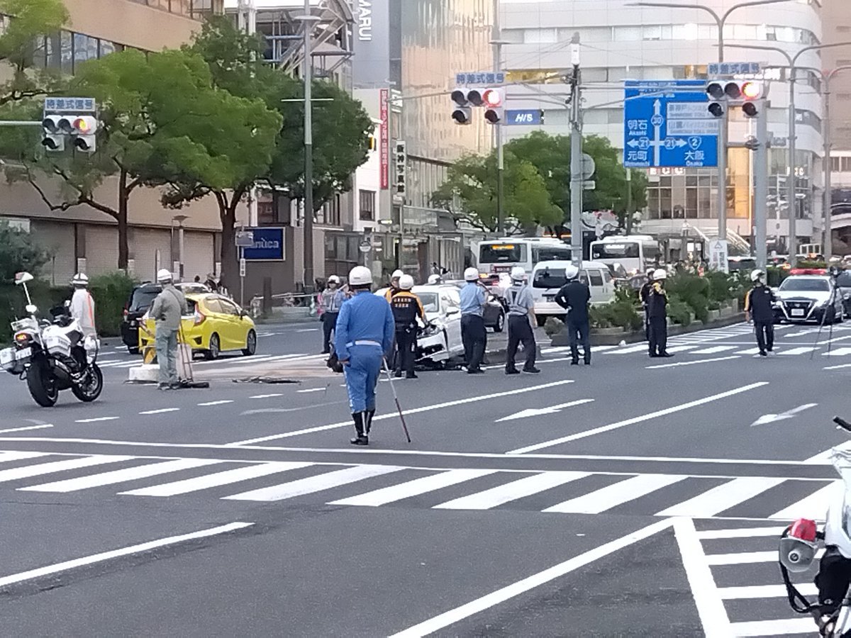 sputnik_jp's tweet photo. 【神戸三宮    重体の女性が死亡   ５人をはねたのは50代男性】

15時頃、乗用車がはねた5人の歩行者のうち、重体で病院に搬送された21歳の女性が死亡した。車を運転していた男性も重傷。男性は男女3人をはねた後、トラックにぶつかって停止した。現場はJR三ノ宮駅近くの交差点で人通りも多い。

現在、警察が事故の原因を調べている。

※写真は「 Elm-ma(エルムマstudy)(@ElmmaStudy) 」さん投稿より。