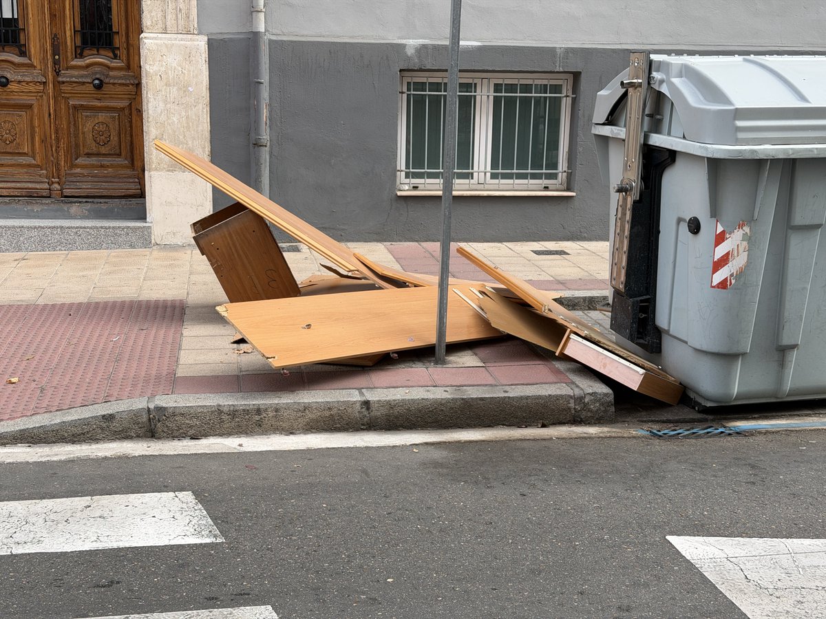 VAabandonada's tweet photo. #Valladolid #VAabandonada
Desde el fin de semana, y estamos a jueves. https://t.co/nyXS9LpkGa
