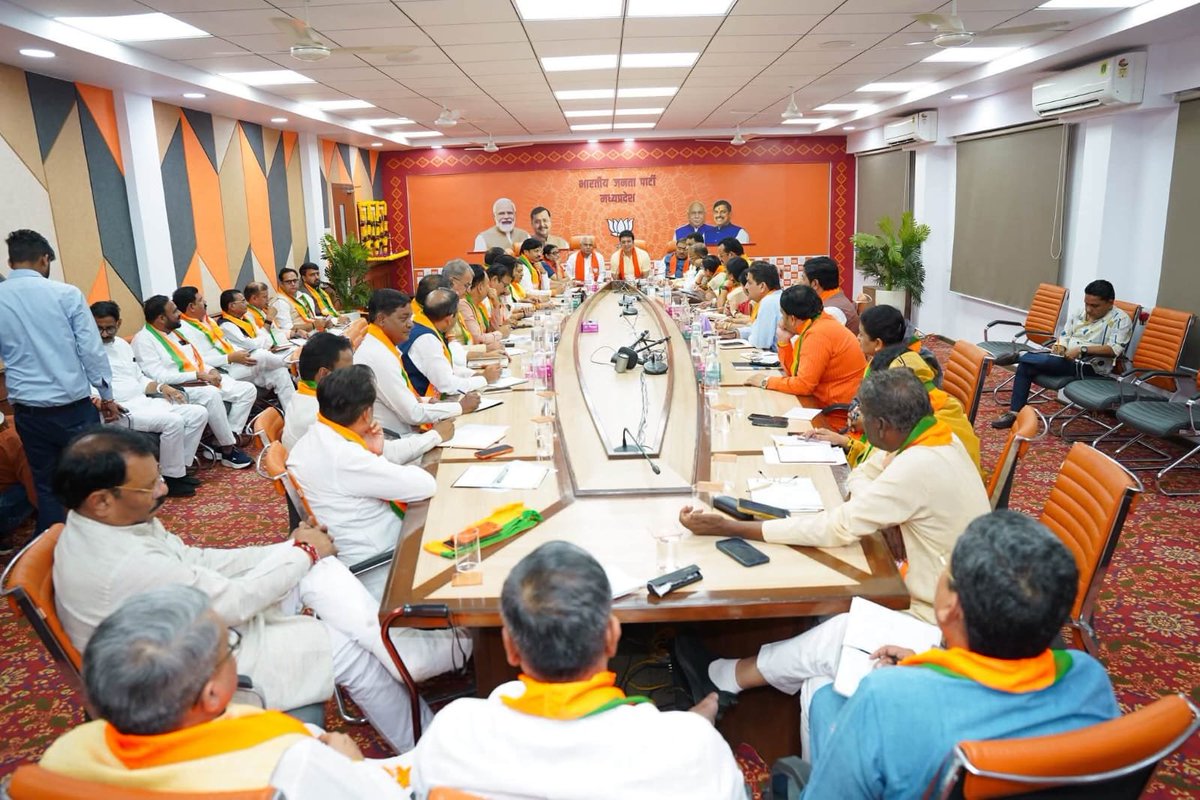 LokendraParasar's tweet photo. आज भाजपा प्रदेश कार्यालय में पदाधिकारियों की बैठक में प्रदेश अध्यक्ष श्री @Hkhandelwal1964 जी, प्रदेश प्रभारी श्री @BjpBiplab जी, प्रदेश सह प्रभारी सुश्री @rekhavermabjp जी एवं प्रदेश संगठन महामंत्री श्री @chshekharbjp जी का संगठनात्मक विषयों के संदर्भ में मार्गदर्शन प्राप्त हुआ। https://t.co/s1JVevVUuY