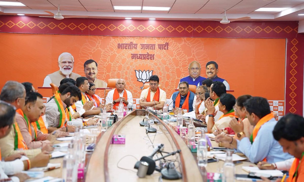 LokendraParasar's tweet photo. आज भाजपा प्रदेश कार्यालय में पदाधिकारियों की बैठक में प्रदेश अध्यक्ष श्री @Hkhandelwal1964 जी, प्रदेश प्रभारी श्री @BjpBiplab जी, प्रदेश सह प्रभारी सुश्री @rekhavermabjp जी एवं प्रदेश संगठन महामंत्री श्री @chshekharbjp जी का संगठनात्मक विषयों के संदर्भ में मार्गदर्शन प्राप्त हुआ। https://t.co/s1JVevVUuY