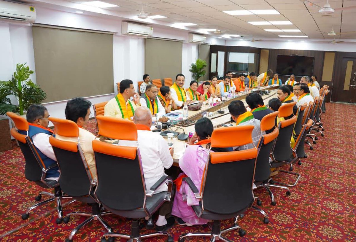 LokendraParasar's tweet photo. आज भाजपा प्रदेश कार्यालय में पदाधिकारियों की बैठक में प्रदेश अध्यक्ष श्री @Hkhandelwal1964 जी, प्रदेश प्रभारी श्री @BjpBiplab जी, प्रदेश सह प्रभारी सुश्री @rekhavermabjp जी एवं प्रदेश संगठन महामंत्री श्री @chshekharbjp जी का संगठनात्मक विषयों के संदर्भ में मार्गदर्शन प्राप्त हुआ। https://t.co/s1JVevVUuY