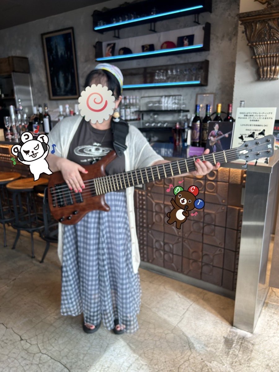 momomeinatsu's tweet photo. マサさんのベース、ずっしり重くてビックリしました🫢こんなに重いベースを演奏しながらあんなに動いてるなんて、改めてマサさんすごいなぁと思いました✨　#中村正人　#sumileTOKYO  #マサさんお誕生日 https://t.co/NKAd9TFdbc