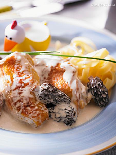 RapidBeatca3s's tweet photo. Just discovered the coziest hole-in-the-wall pasta spot in downtown! Handmade tagliatelle with truffle cream sauce Pure culinary bliss. 10/10 would come back for seconds. https://t.co/IcixcEztPP