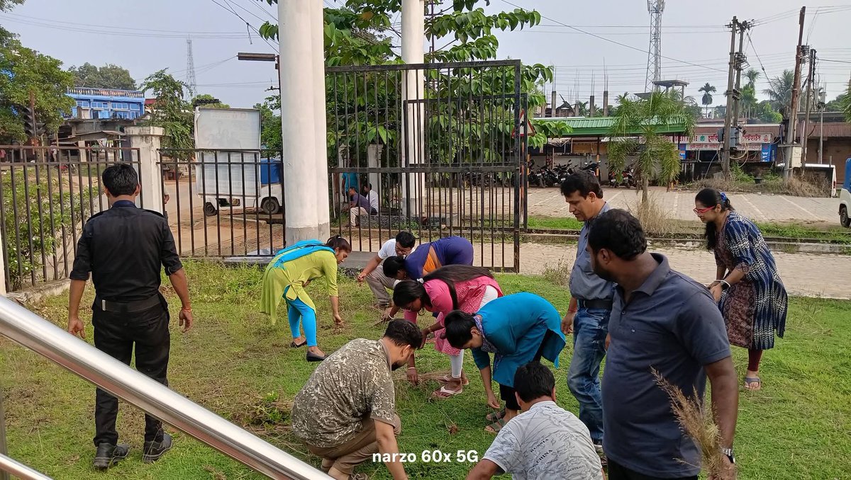 ManashC36115378's tweet photo. Swachhata Hi Seva – 2026
The Sub-Divisional Medical Officer (SDMO), Sabroom, along with the healthcare staff, actively participated in a Shramdaan (voluntary community service) programme. https://t.co/Q2gjnd4NWL