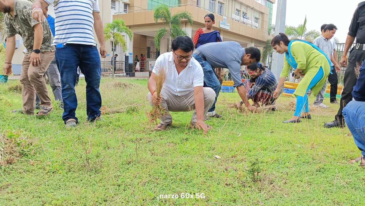 ManashC36115378's tweet photo. Swachhata Hi Seva – 2026
The Sub-Divisional Medical Officer (SDMO), Sabroom, along with the healthcare staff, actively participated in a Shramdaan (voluntary community service) programme. https://t.co/Q2gjnd4NWL