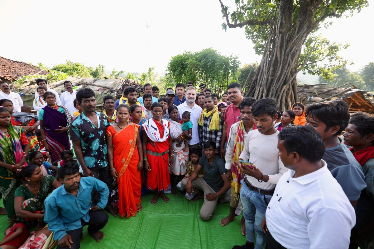 PRAVEENPATHAK13's tweet photo. नेता विपक्ष श्री @RahulGandhi आज बालाघाट के जगला गांव में आदिवासी परिवारों के बीच पहुंचे हैं।

पिछले कुछ समय में यहां आदिवासी परिवारों के 30 से ज्यादा बच्चों ने कुपोषण और मलेरिया-मीजल्स जैसी बीमारियों के कारण दम तोड़ दिया।

राहुल गांधी जी ने यहां पीड़ित परिवारों से मुलाकात कर उन्हें हिम्मत दी और उनकी समस्याओं को मजबूती से उठाने का वादा किया।

📍 मध्य प्रदेश