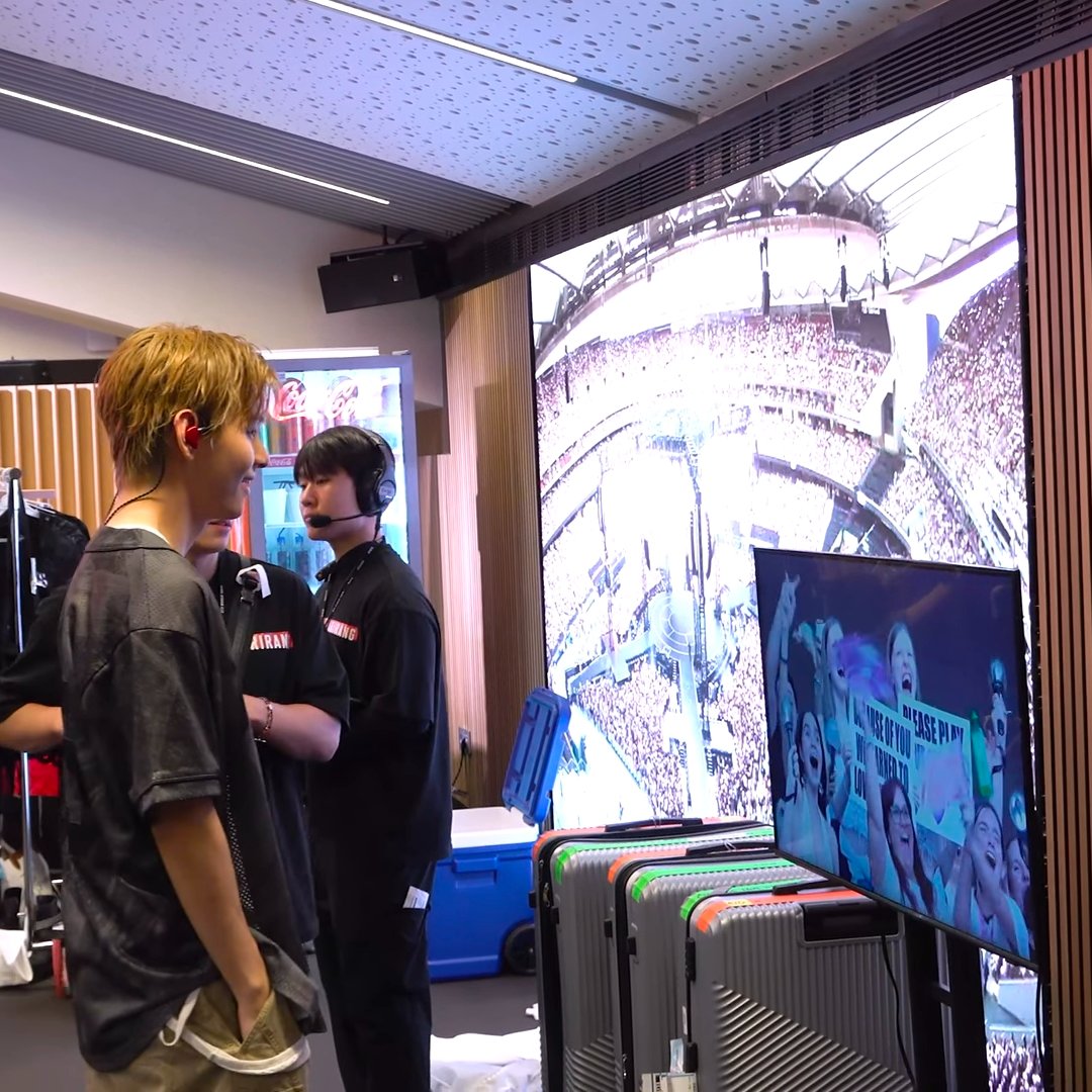 LottiesxWorld's tweet photo. they watch armys posters behind the stage omg! 😭🥹 https://t.co/reE1UxsdW0