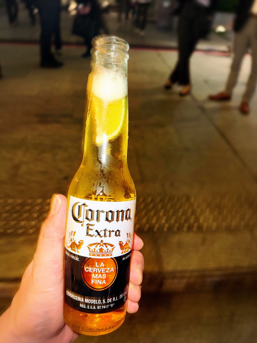 azoku1379's tweet photo. 仕事帰りコロナビールもらった🍻 https://t.co/htMNPRLcAP