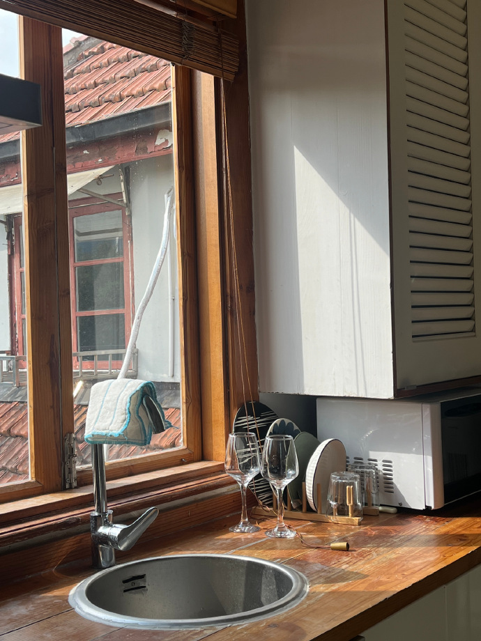 TempestSanbjim's tweet photo. Just caught this cozy vibe while mopping the kitchen floor—sunlight streaming through the window making every sparkly wipe feel like a small, nice win today.， https://t.co/HvZOui2U65