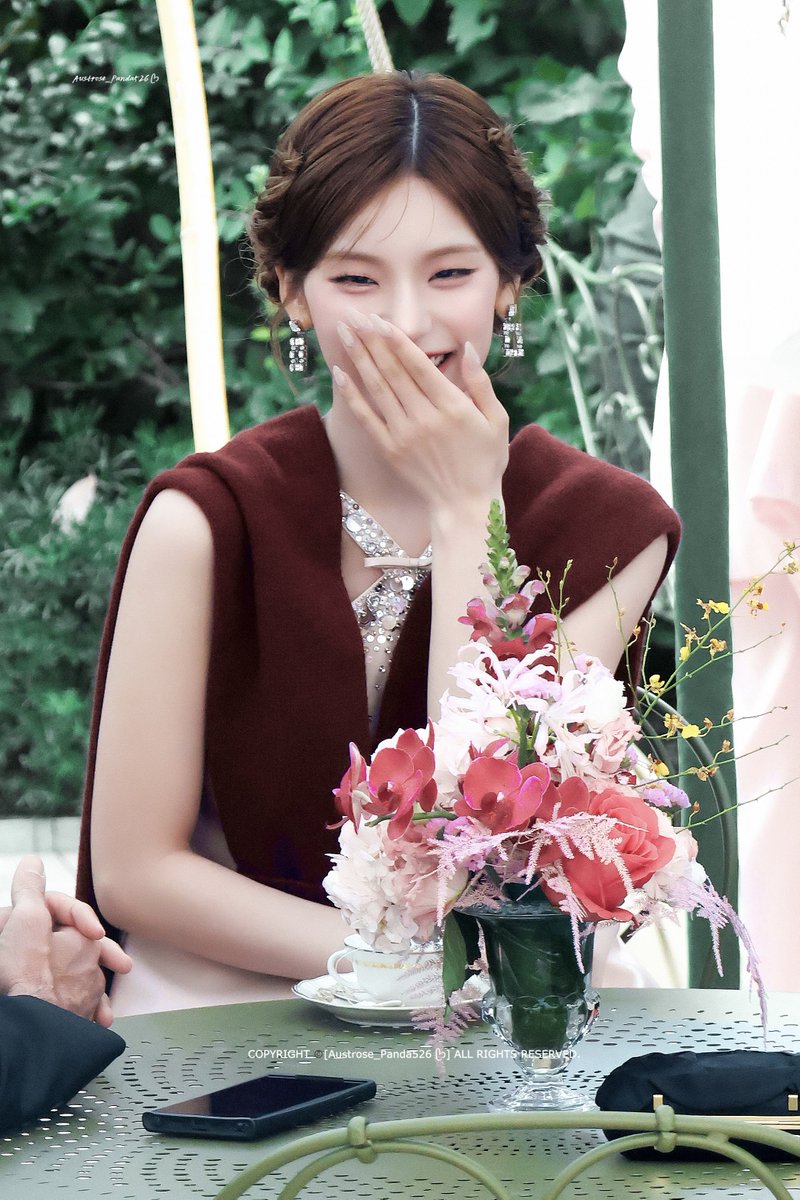 Panda526_YE's tweet photo. 261001  RogerVivier ᥫᩣ

💐🌷🍃

#YEJI #RogerVivierSS27
#VivierEnFleur #예지 #ITZY https://t.co/pA2sdYTMzb