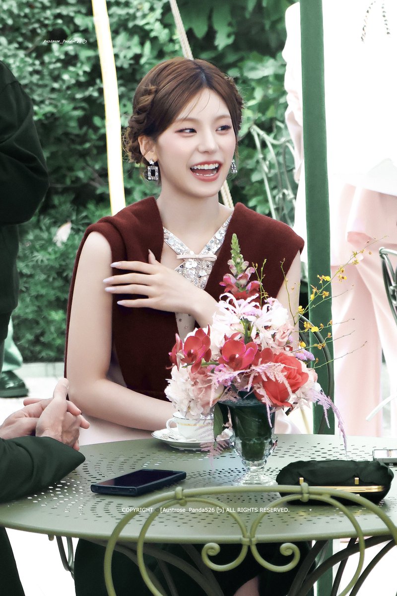 Panda526_YE's tweet photo. 261001  RogerVivier ᥫᩣ

💐🌷🍃

#YEJI #RogerVivierSS27
#VivierEnFleur #예지 #ITZY https://t.co/pA2sdYTMzb