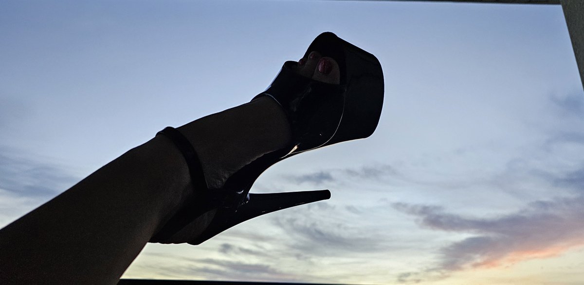 MissValentinaVV's tweet photo. Rise and shine. I said rise- not stand. 🖤👠 https://t.co/E9ukfW8yO6