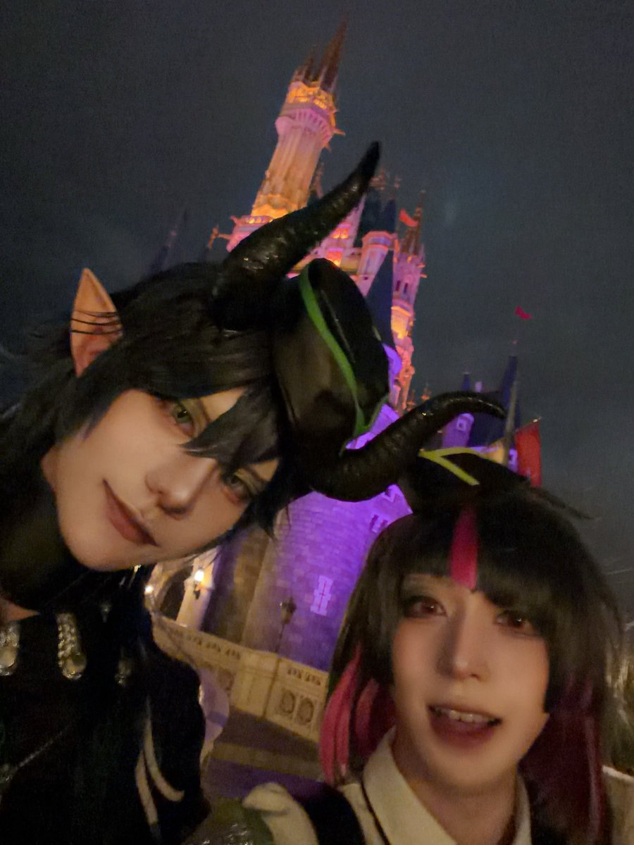 saltgurui's tweet photo. 昔はお揃いの制服着てたのに 今はお揃いの寮服着てる🐉🦇

 #こんなに大きくなりました 
 #Dハロ仮装2026
 #Dハロ仮装ツイステ https://t.co/aXbndteC2v