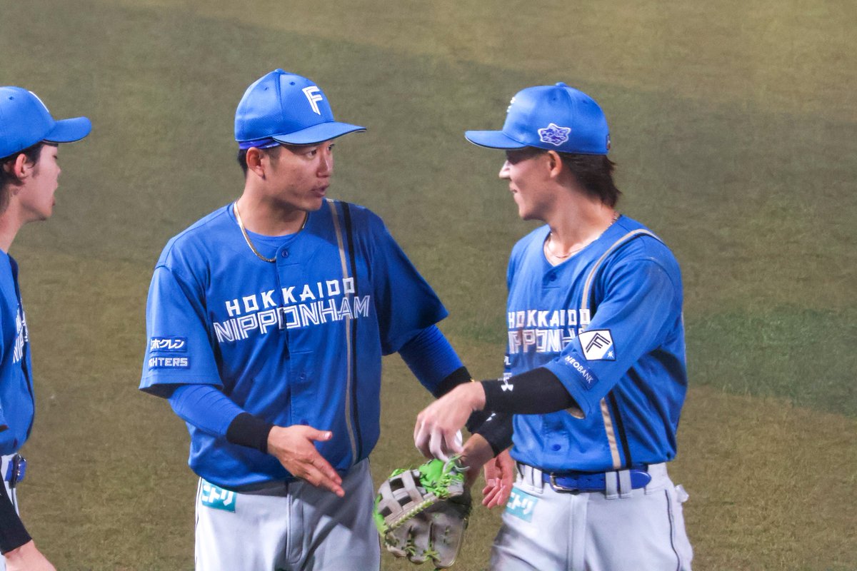 2OOOblueee's tweet photo. ［261001］ZOZOマリンスタジアム
戻ってきた矢澤くんにずーっとなんか言ってた🗣️‼️
#lovefighters #奈良間大己 #矢澤宏太 https://t.co/4ZdSJO7j3E