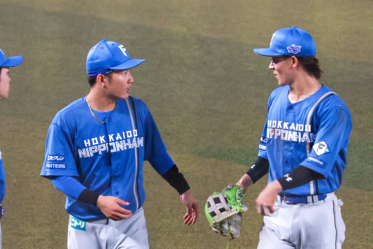 2OOOblueee's tweet photo. ［261001］ZOZOマリンスタジアム
戻ってきた矢澤くんにずーっとなんか言ってた🗣️‼️
#lovefighters #奈良間大己 #矢澤宏太 https://t.co/4ZdSJO7j3E
