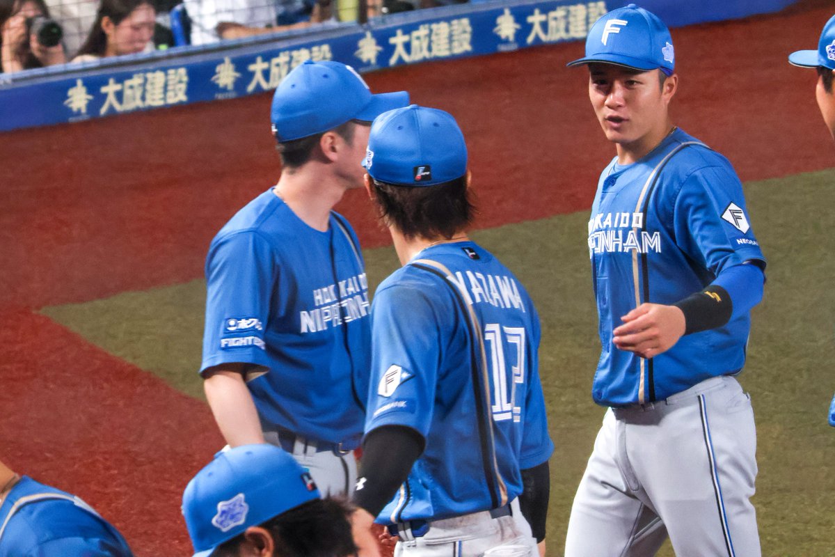 2OOOblueee's tweet photo. ［261001］ZOZOマリンスタジアム
戻ってきた矢澤くんにずーっとなんか言ってた🗣️‼️
#lovefighters #奈良間大己 #矢澤宏太 https://t.co/4ZdSJO7j3E