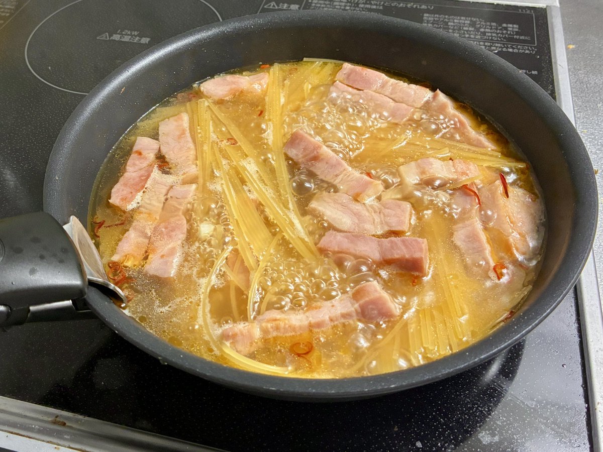 arumarux's tweet photo. 普通に疲れてるので今夜はワンパンパスタ https://t.co/IITHYozrrn
