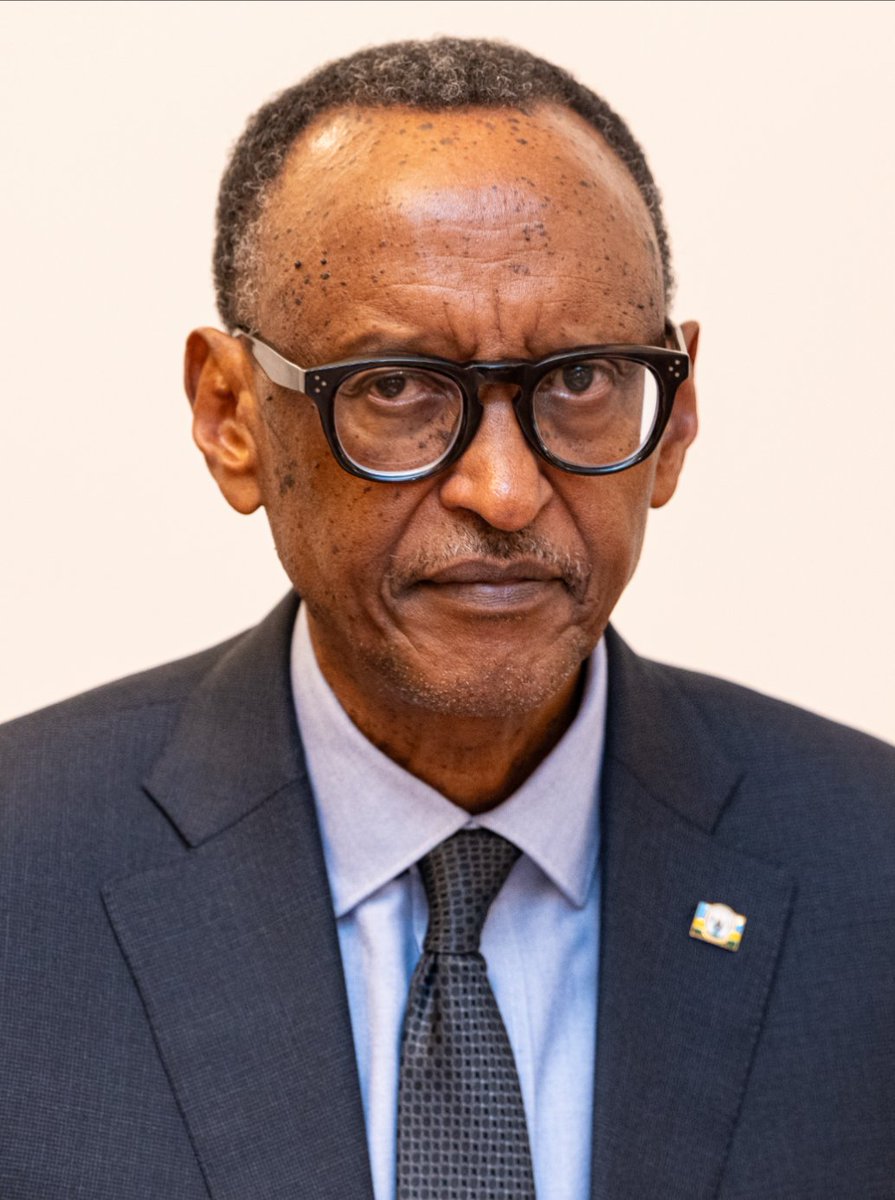 amluzayamo's tweet photo. 🚨🇨🇩 QUI A DONNÉ À PAUL KAGAME LE MANDAT DE VENIR « DÉFENDRE » LES BANYAMULENGE EN RDC ?

PEUT-IL RENDRE PUBLIQUE LA DEMANDE OFFICIELLE QUE CETTE COMMUNAUTÉ LUI AURAIT ADRESSÉE POUR SOLLICITER L’INTERVENTION DU RWANDA ?

⭐️⭐️⭐️⭐️⭐️⭐️--------------

🟦🟨🟥 1. AU NOM DE QUEL PRINCIPE LE RWANDA INTERVIENT-IL EN RDC ?

Le Rwanda affirme agir au nom de la « protection » de certaines communautés congolaises.

Mais une question demeure : si des tensions internes existent entre Congolais, en quoi cela donne-t-il au Rwanda le droit d’intervenir militairement sur le territoire d’un État souverain ?

Les Banyamulenge sont des Congolais. Leurs éventuels problèmes doivent pouvoir être traités dans le cadre congolais, avec les institutions de la RDC et les autres communautés congolaises.

⭐️⭐️⭐️⭐️⭐️⭐️--------------

🟦🟨🟥 2. LA « PROTECTION » COMME JUSTIFICATION ?

Le discours de Kigali mérite d’être confronté aux faits.

Le Groupe d’experts de l’ONU a documenté la présence et l’implication de la RDF aux côtés de l’AFC/M23, ainsi que la prise de contrôle de vastes territoires riches en minerais au Nord-Kivu et au Sud-Kivu. Selon ce rapport, ce contrôle a accru l’accès du Rwanda à ces territoires et aux ressources qui s’y trouvent.

Alors, où s’arrête la protection et où commence la stratégie géopolitique ?

⭐️⭐️⭐️⭐️⭐️⭐️--------------

🟦🟨🟥 3. QUE DIT LE DROIT INTERNATIONAL ?

Le Conseil de sécurité de l’ONU a demandé à la RDF de cesser son soutien au M23 et de retirer ses forces du territoire congolais. Il a également condamné l’exploitation et le trafic illicites des ressources naturelles de l’Est de la RDC.

Cela pose une question simple : si Kigali agit uniquement pour protéger une communauté, pourquoi cette intervention s’accompagne-t-elle d’une présence militaire et d’un contrôle de territoires congolais ?

⭐️⭐️⭐️⭐️⭐️⭐️--------------

🟦🟨🟥 4. LE PRÉTEXTE DES COMMUNAUTÉS NE DOIT PAS EFFACER LA SOUVERAINETÉ

Aucune communauté congolaise ne devrait être transformée en justification permanente d’une intervention militaire étrangère.

La question n’est pas de nier les violences ou les discriminations dont peuvent être victimes des civils — y compris les Banyamulenge.

Mais la protection des civils peut-elle devenir un argument pour imposer une présence militaire étrangère et contrôler des territoires d’un État voisin ?

⭐️⭐️⭐️⭐️⭐️⭐️--------------

🟦🟨🟥 5. LA QUESTION DES MINERAIS

Le Groupe d’experts de l’ONU établit un lien entre le contrôle territorial de l’AFC/M23-RDF et l’accès à des zones riches en minerais.

Dès lors, les Congolais sont en droit de demander :

QUI CONTRÔLE LES TERRITOIRES ?
QUI CONTRÔLE LES RESSOURCES ?
QUI EN TIRE PROFIT ?

La réponse à ces questions est essentielle pour comprendre les véritables enjeux du conflit.

⭐️⭐️⭐️⭐️⭐️⭐️--------------

🟦🟨🟥 6. LA RDC DOIT REPRENDRE LE CONTRÔLE DE SON TERRITOIRE

La solution durable passe par la protection de toutes les communautés congolaises, le respect de la souveraineté de la RDC, la traçabilité des minerais et la fin de tout soutien extérieur aux groupes armés.

LES CONGOLAIS PEUVENT RÉSOUDRE LEURS PROBLÈMES ENTRE CONGOLAIS.

🇨🇩 LA RDC N’A PAS BESOIN D’UN « PROTECTEUR » ÉTRANGER POUR DÉFENDRE SES CITOYENS.

LA QUESTION RESTE DONC POSÉE À PAUL KAGAME :

QUI VOUS A MANDATÉ ?

@freddy_montiri @PatrickMuyaya @michombero @IsralMutombo11 @IsralMutombo11 @CybelleFuraha @MuadiLaeticia @DeniseNyakeru @Salynesmile @FaithNtako65514 @CivuadiKalanga @Alix_rdc @AngelKazadi @AndyBemba @afrikarabia @central_sage @kamba82 @Salynesmile @congotask @LitsaniChoukran @BenitaNtumba @2LaRepublique @DadanSauveur @NgalamulumeEri1 @DieuWedi1 @Iameboh @CamInfo4 @TazamaRDC_Infos @Paix_du_coeur_ @MpoyPatrice @CNangaa @JKanyoni @NgalamulumeEri1 @ChrisNyamabo @ChristosMuk @christinatshis
@FelixMugenzi @YolandeMakolo @onduhungirehe @PaulKagame