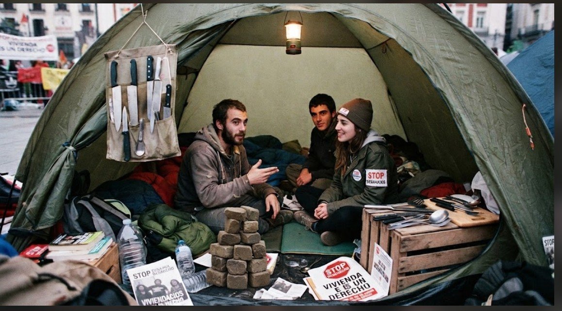 Pepeluis1150491's tweet photo. Almeida encuentra el zulo lleno de armas, de cuchillos y adoquines para cuando lleguen los GEOS  a desojarlos https://t.co/is2gMrrfvG