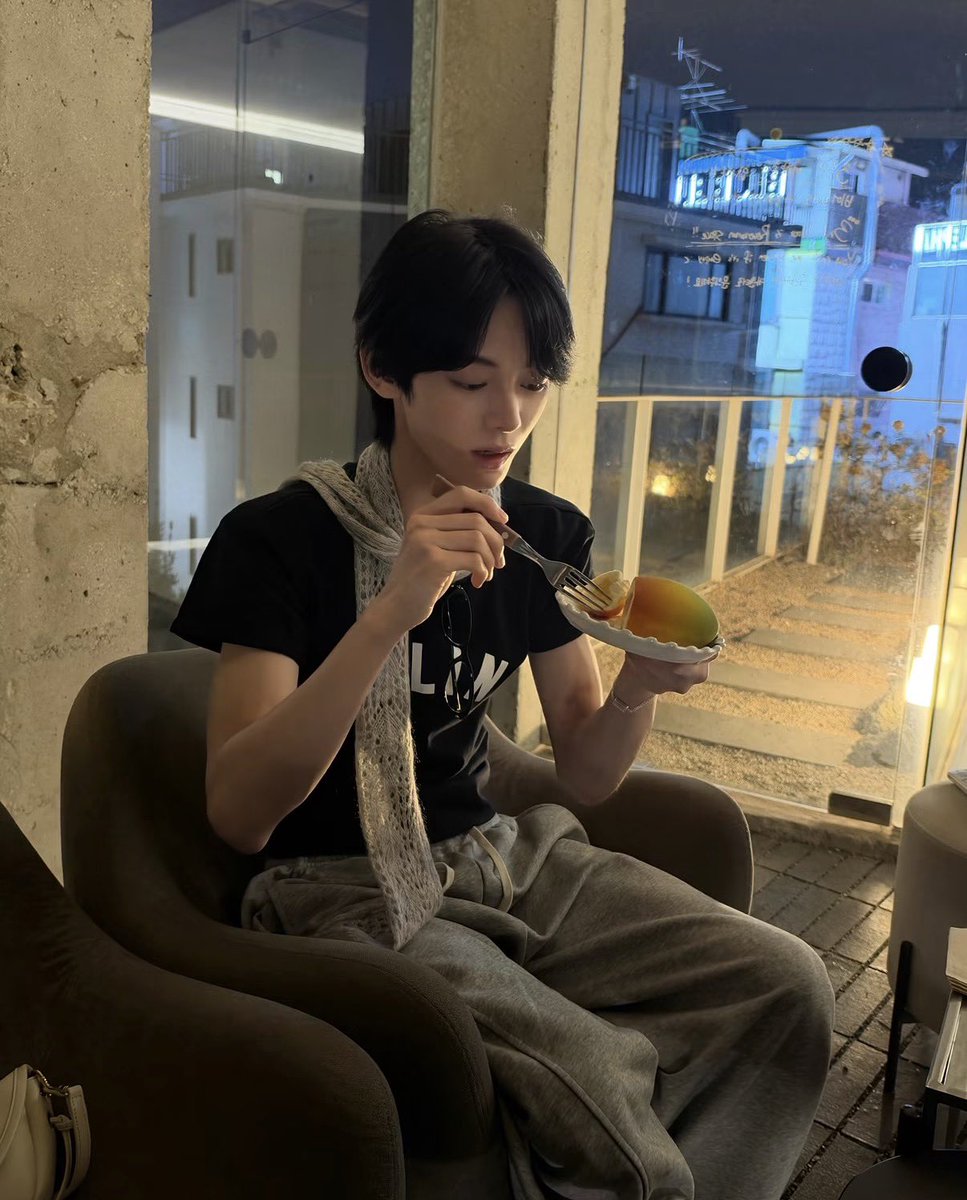 hamkickee's tweet photo. 261001 한진 인스타

민트 티 한잔할래?

#TWS #투어스 #한진 #HANJIN https://t.co/QBNWdGmBRB