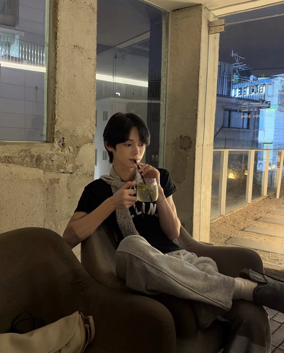hamkickee's tweet photo. 261001 한진 인스타

민트 티 한잔할래?

#TWS #투어스 #한진 #HANJIN https://t.co/QBNWdGmBRB