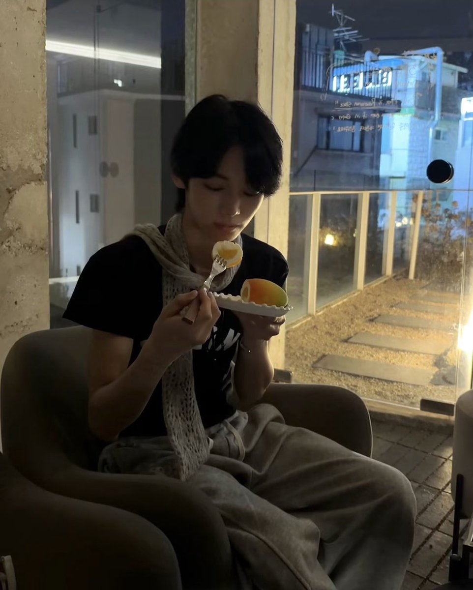 hamkickee's tweet photo. 261001 한진 인스타

민트 티 한잔할래?

#TWS #투어스 #한진 #HANJIN https://t.co/QBNWdGmBRB