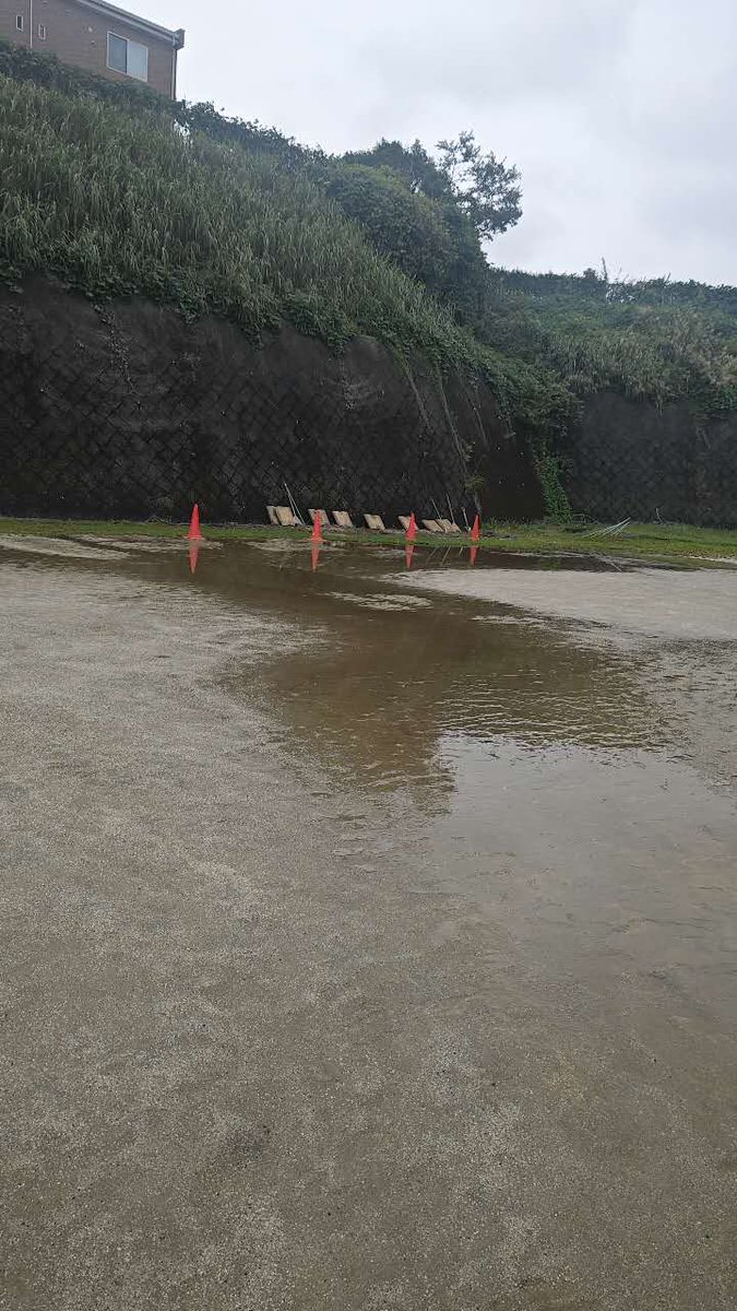 TATSUGU's tweet photo. 千葉県知事　熊谷殿
連日の復旧対応お疲れ様です。
重要度は低いのかもしれませんが、グラウンドが水没して体育や部活ができない県立校がいくつかあります。
県も把握しているようですが、これから体育祭など生徒にとって青春の一つが行えるか否かの瀬戸際です。
ご支援いただけないでしょうか。 https://t.co/wQdzSMy5ty