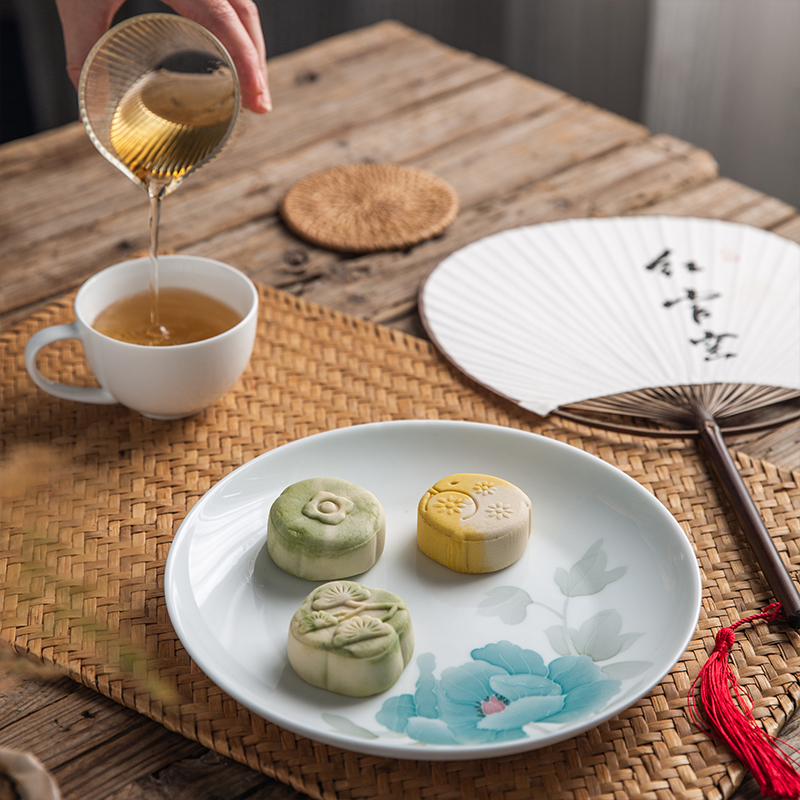 RogerHarri0v2o's tweet photo. Mooncakes, full moons, and warm company—this Mid-Autumn Festival, every sweet bite feels like a hug from home.  #HappyMidAutumn https://t.co/AEjYZjCdLW