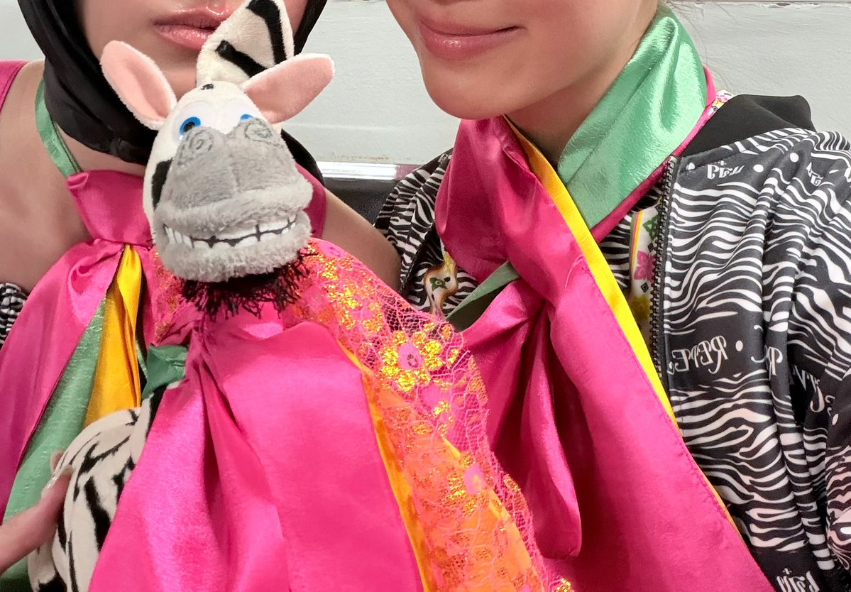 ginnynatnicha's tweet photo. เดินแบบบนรันเวย์แบบมีผู้ชมครั้งแรกในชีวิต🥺 แล้วหนูกับน้องเดินเปิด เอาจริงๆตอนซ้อมเมื่อเช้ายังชิวๆอยู่เลยแต่พอจะเดินจริงๆแล้วตื่นเต้นมากกกกก แต่สิ่งที่ทำให้หายตื่นเต้นได้ก็คือหนูได้เดินพร้อมเจน่าพอดี แถมผู้ชมก็มีแต่อัลกี้ ปาก้า อุนแม่ และพี่ๆสื่อที่น่ารักทุกคนน mission วันนี้คอมพลีทแล้วคับบบ กลับบ้านนอนได้~🦓🤍

GINJAY AT SIAM CENTER BIFW26
#SiamCenterBIFW2026xGINJAY