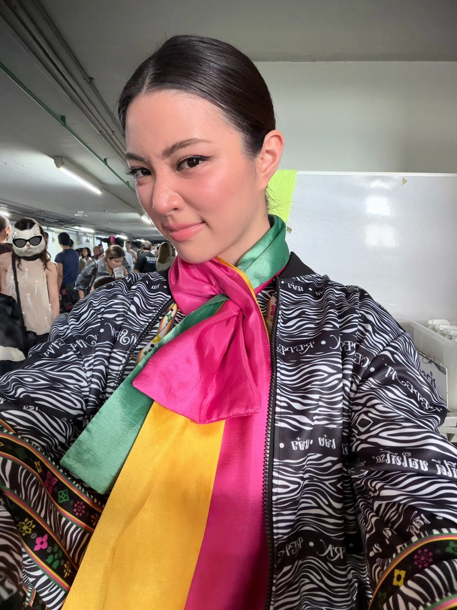 ginnynatnicha's tweet photo. เดินแบบบนรันเวย์แบบมีผู้ชมครั้งแรกในชีวิต🥺 แล้วหนูกับน้องเดินเปิด เอาจริงๆตอนซ้อมเมื่อเช้ายังชิวๆอยู่เลยแต่พอจะเดินจริงๆแล้วตื่นเต้นมากกกกก แต่สิ่งที่ทำให้หายตื่นเต้นได้ก็คือหนูได้เดินพร้อมเจน่าพอดี แถมผู้ชมก็มีแต่อัลกี้ ปาก้า อุนแม่ และพี่ๆสื่อที่น่ารักทุกคนน mission วันนี้คอมพลีทแล้วคับบบ กลับบ้านนอนได้~🦓🤍

GINJAY AT SIAM CENTER BIFW26
#SiamCenterBIFW2026xGINJAY