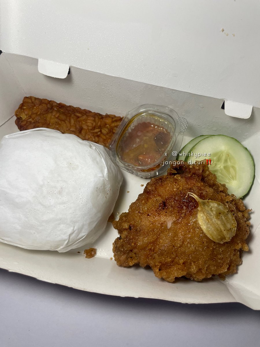whiskypiee's tweet photo. finally cobain yg selalu muncul di vt app sebelah... RIL PALING ENAK &amp; LEJAT NI AYAM GORENG BAWANG PUTIH😭🫶🏻

kriuk renyahnya perfect💯🤤🤤 https://t.co/Z1rSDBX86u