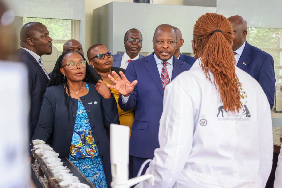 FAOLandWater's tweet photo. #SoilFER in the spotlight at 🇰🇪@FAOKenya!
🌱On 29 Sep, Kenya Agriculture Cabinet Secretary Hon. Sen. @Mutahi__Kagwe launched the National Soil Partnership, Soil Laboratory Network & rolled out the Soil Doctors Programme.
More🔗https://t.co/X48q148Q0I
@Kilimo_Kenya https://t.co/AqqwlveqEU