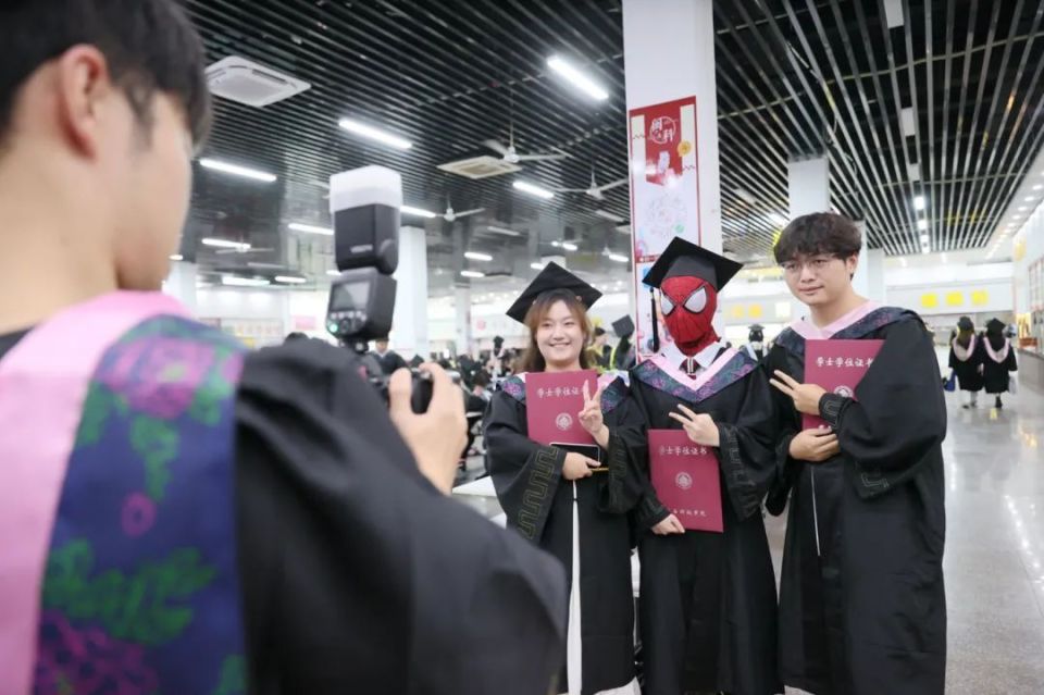 WayneArnolyixa's tweet photo. Graduation check : diplomas in hand, memories in heart, off to next chapter! https://t.co/raNJIozxQl