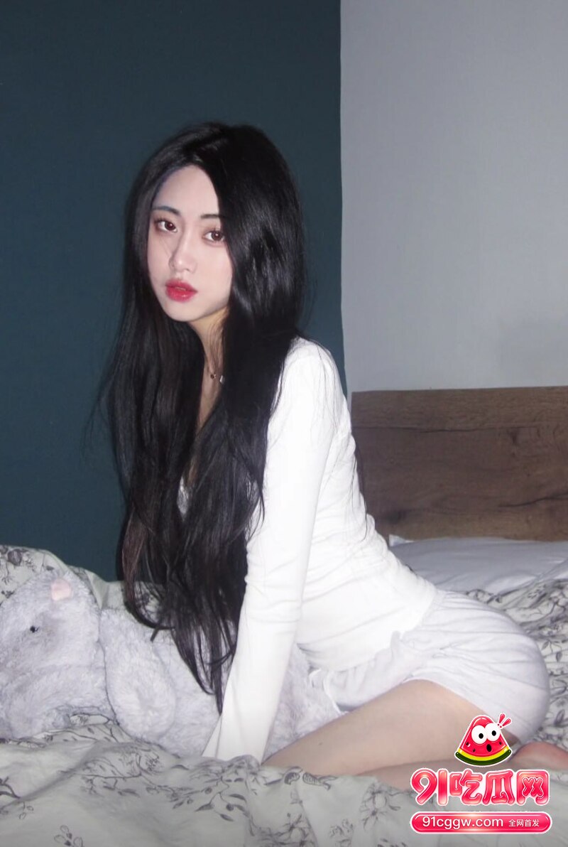 nishad1981's tweet photo. 情感主播朝阳近日人设翻车。女子白馨予实名发布视频，称自己花170万买保时捷911送给他，反遭威胁，车也被砸。白馨予指朝阳直播里的有钱孝子形象是假的，实际没钱没妈，靠人设收割粉丝。相关视频快速传播，讨论热度很高。 https://t.co/dtmXzq0cOT