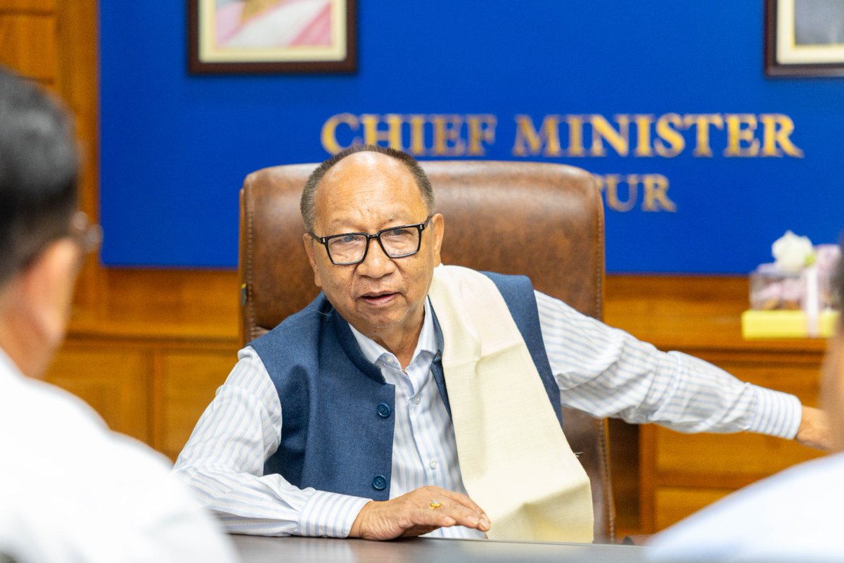 YKhemchandSingh's tweet photo. Four newly appointed Manipur Civil Service (MCS) officers promoted to the Indian Administrative Service (IAS) under the Manipur cadre called on me at my Secretariat, Mantripukhri, today. 

The officers are Smt. A. Romita Devi, Additional Secretary (CAF&PD & SCERT); Shri K. Bono Singh, Additional Secretary (Works & School Education); Shri Kh. Lalmani Singh, Secretary, Manipur Public Service Commission; and Shri H. Balkrisna Singh, Additional Secretary (Home, Relief & Disaster Management) and Project Director, Loktak Development Authority.

I congratulated them on their well-deserved promotion and wished them a successful and fulfilling tenure in the service of the people.