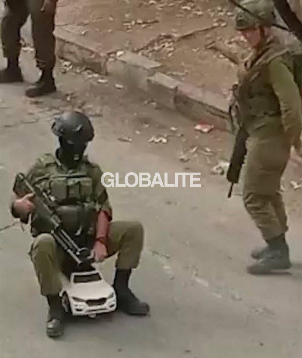 Globalite_'s tweet photo. 🇮🇱 Soykırımcı israil askerleri, zeka yaşlarına uygun olarak Filistinli çocukların oyuncaklarını gasbetti. https://t.co/tXCtnqvF4y