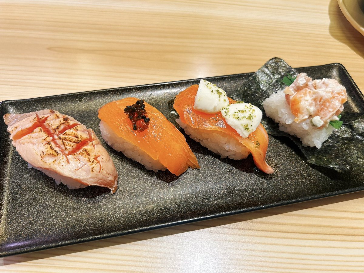 koutar0322's tweet photo. お抹茶のやつ真似っこしに行ったぶりのスシローだった🍣
おいしかった！！

フルーツババロアケーキみたいなやつ
めちゃ好きなやつだった( ¨̮ )

(選ぶネタやっぱ好きな人の好きなもの意識しちゃう💭好み似てるから問題ナシ👍🏻) https://t.co/h5EsEzJGFF