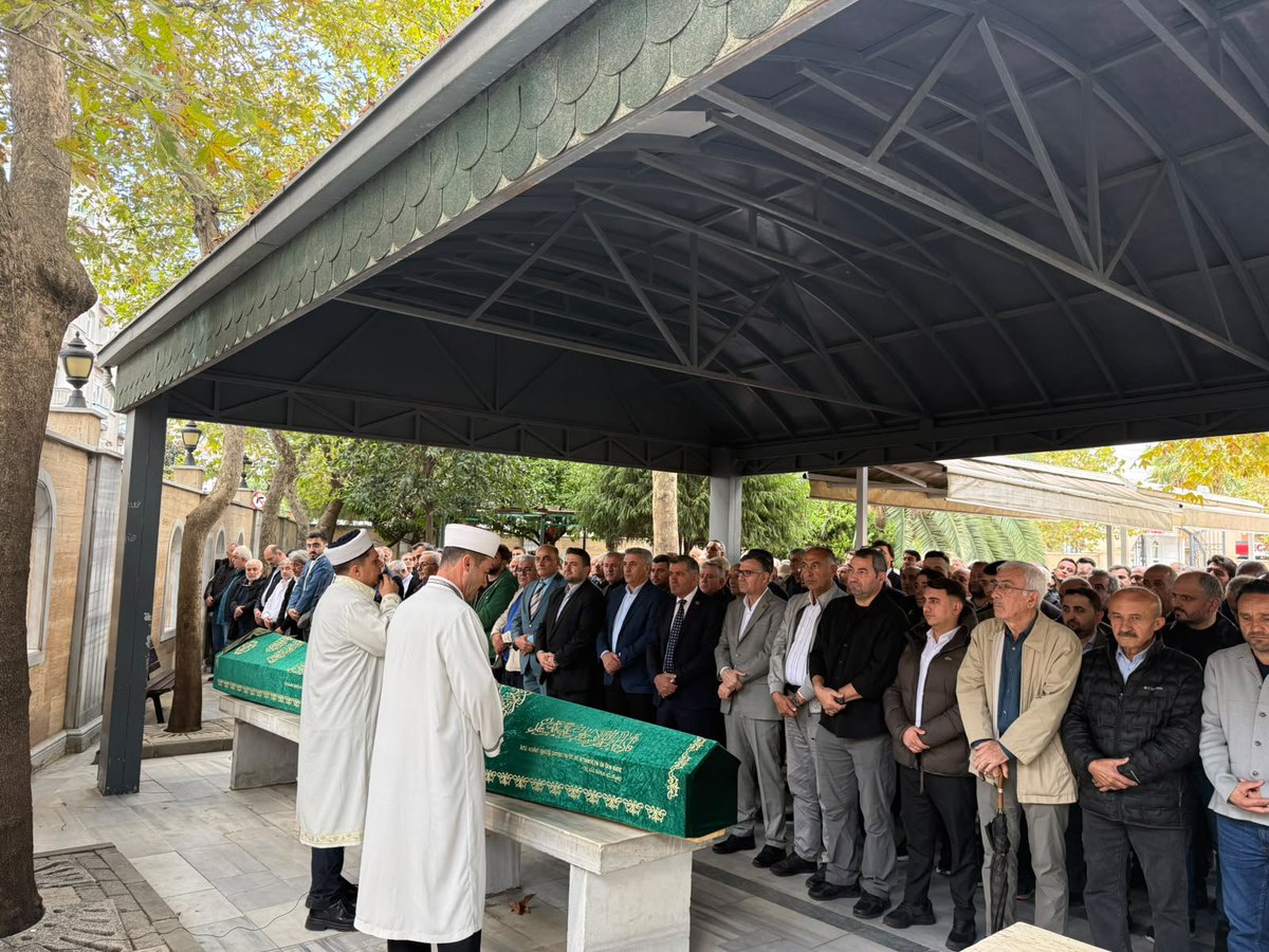 AKBahcelievler's tweet photo. İlçe Başkanımız Sn. Mimar Emrah Parlak ve teşkilat mensuplarımızla birlikte, Kurucu İlçe Başkan Yardımcımız Özcan Kocaman’ın  vefat eden kıymetli annesi Gülişan Kocaman’ın cenaze merasimine katılarak son görevimizi yerine getirdik.

Merhumeye Allah’tan rahmet; Özcan Başkanımıza, kederli ailesine ve yakınlarına başsağlığı ve sabır diliyoruz. Mekânı cennet olsun.