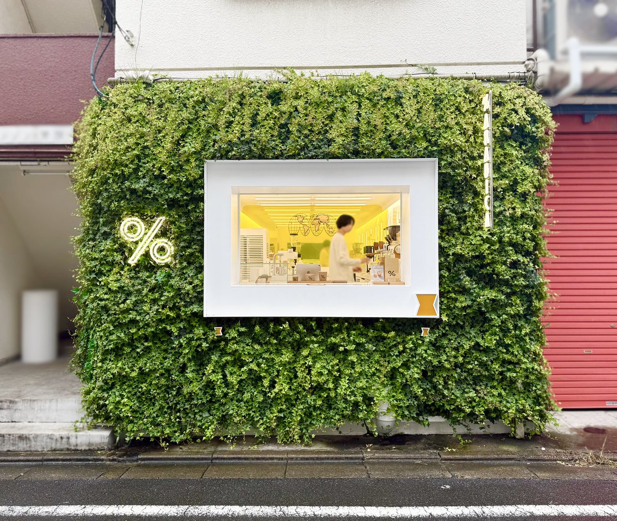 space_cat_s's tweet photo. 今日コーヒーの日らしいので、個人的なお仕事の帰りたまに寄らせてもらうお店
座席はなくてテイクアウトのみだけど味が良くて視覚的にも好き☕️
駅まで歩く途中にベンチで休憩しながら景色見るの癒されるね🍁

趙さんも一緒だったときの写真です📸 https://t.co/yY4nhVrm0R