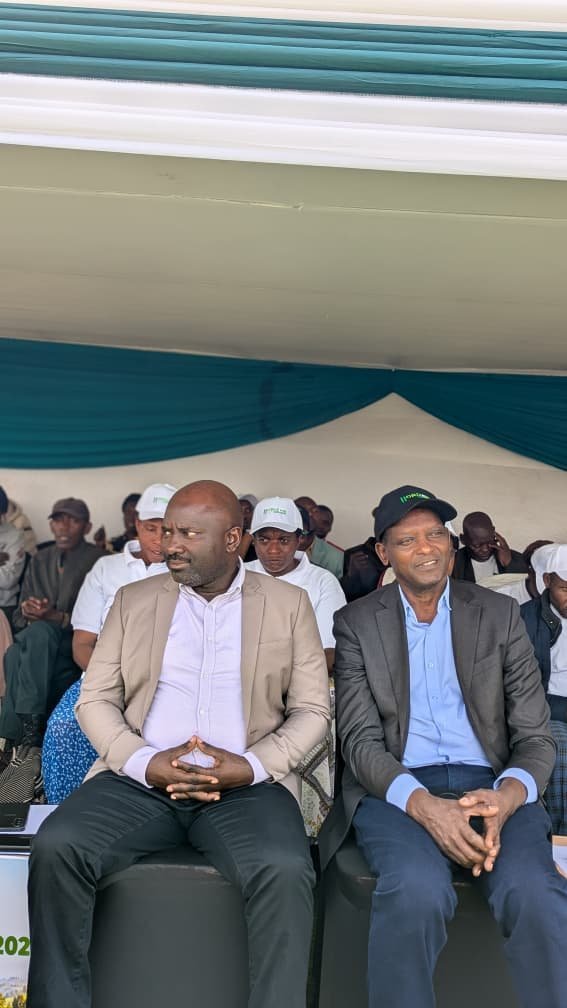 RwandaNorth's tweet photo. Uyu munsi, Guverineri @gahundemaurice yifatanyije n’abahinzi b’ibireti bo muri @RwandaNorth mu gikorwa cyo kubashimira uruhare rwabo mu guteza imbere ubuhinzi bw’ibireti n’ubukungu bw’Igihugu.
Iki gikorwa cyateguwe na HORIZON SOPYRWA, cyabereye mu #Kinigi muri @MusanzeDistrict https://t.co/tWSlP3CLGp