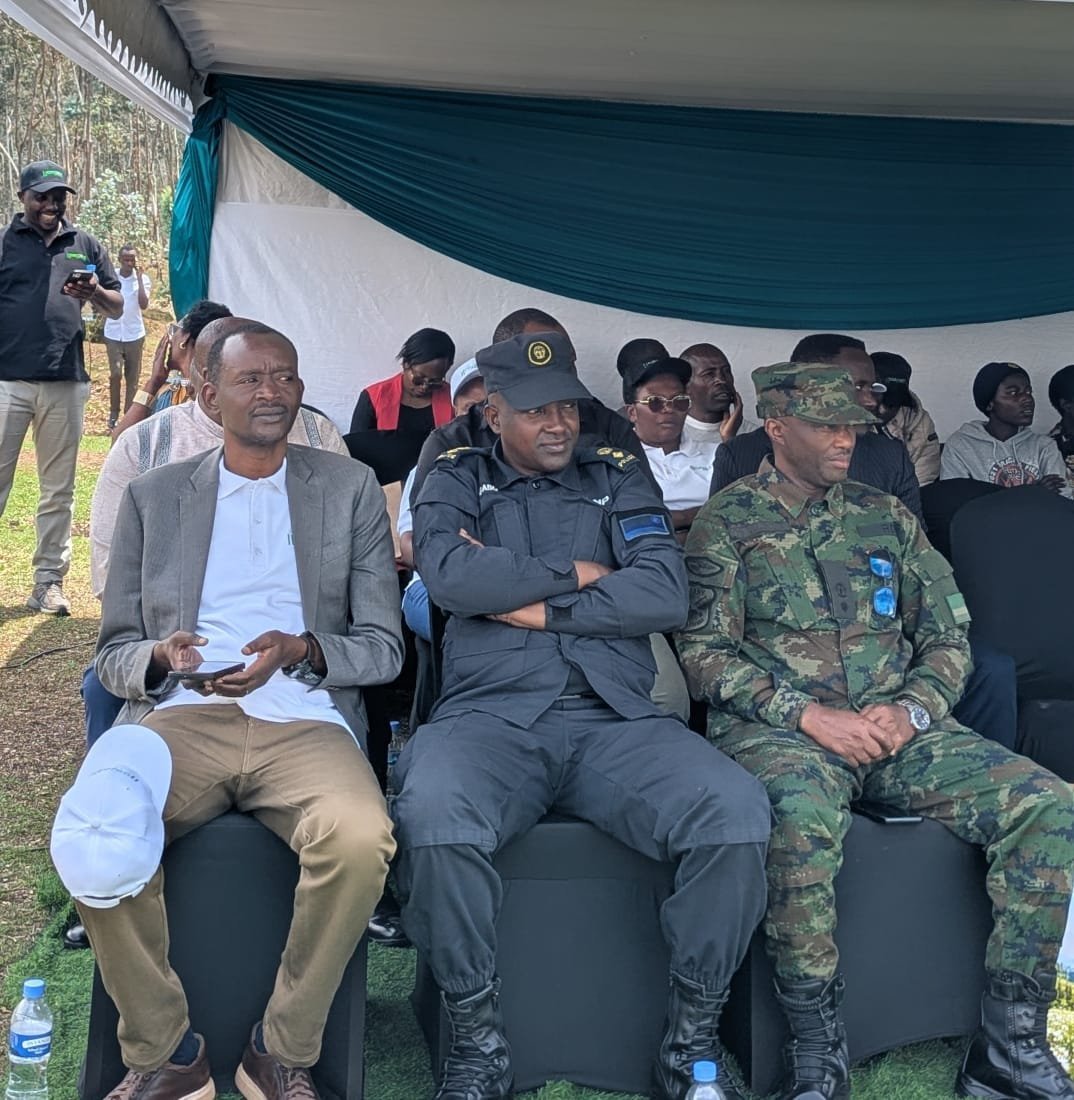 RwandaNorth's tweet photo. Uyu munsi, Guverineri @gahundemaurice yifatanyije n’abahinzi b’ibireti bo muri @RwandaNorth mu gikorwa cyo kubashimira uruhare rwabo mu guteza imbere ubuhinzi bw’ibireti n’ubukungu bw’Igihugu.
Iki gikorwa cyateguwe na HORIZON SOPYRWA, cyabereye mu #Kinigi muri @MusanzeDistrict https://t.co/tWSlP3CLGp