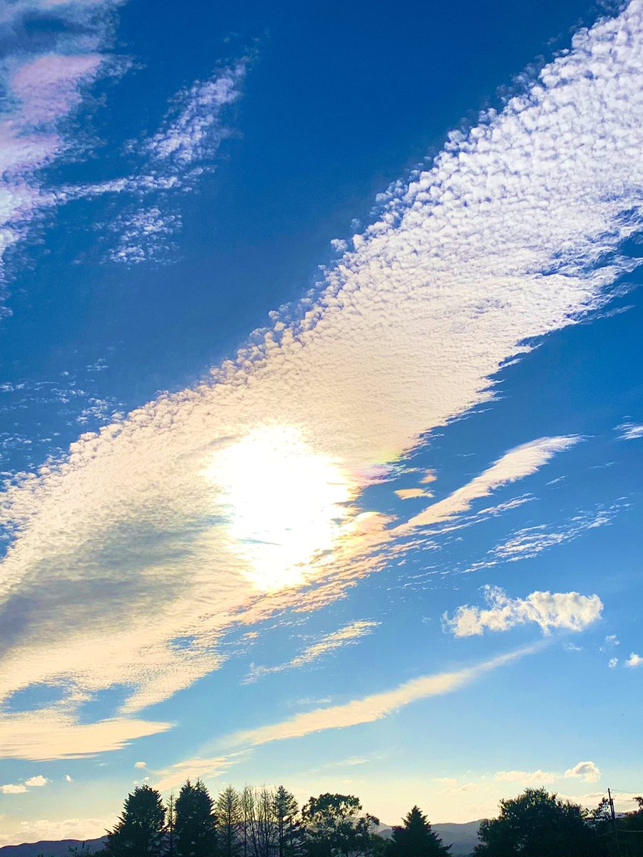 TVfpmx9's tweet photo. 宇宙を感じる秋の空 https://t.co/9o7uCVNAFa