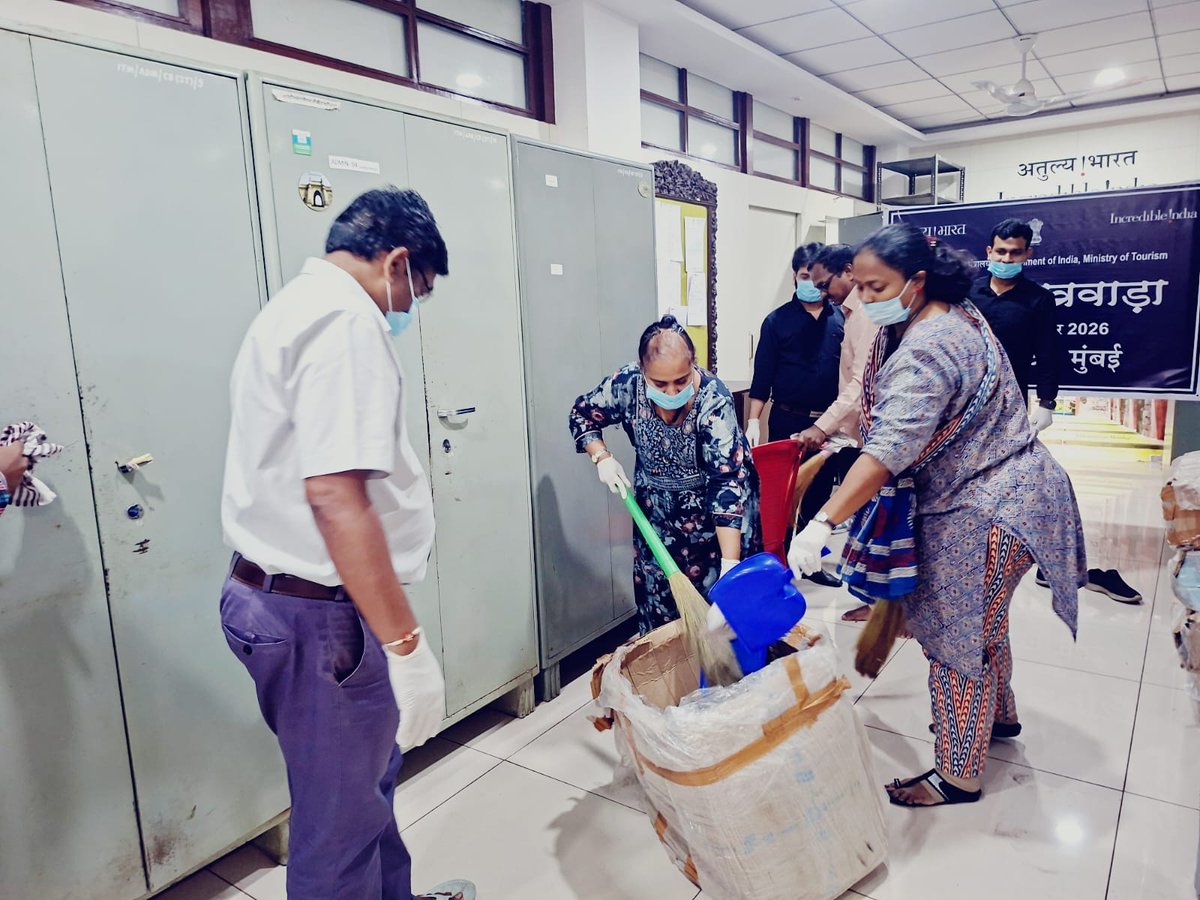 IndiatourismM's tweet photo. 🧹🇮🇳 Ek Din, Ek Ghanta, Ek Saath
India Tourism Mumbai staff joined the Swachhata Hi Seva 2026 cleanliness drive through collective Shramdaan and Jan Bhagidari.
स्वच्छता में सहभाग • स्वच्छ भारत, विकसित भारत 🇮🇳
#SwachhataHiSeva2026 #Shramdaan #JanBhagidari #IndiaTourismMumbai https://t.co/GbtHGCcKL2