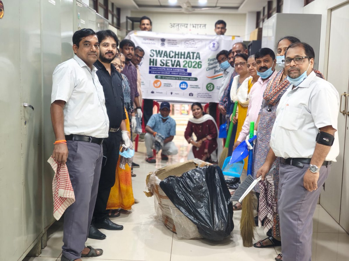 IndiatourismM's tweet photo. 🧹🇮🇳 Ek Din, Ek Ghanta, Ek Saath
India Tourism Mumbai staff joined the Swachhata Hi Seva 2026 cleanliness drive through collective Shramdaan and Jan Bhagidari.
स्वच्छता में सहभाग • स्वच्छ भारत, विकसित भारत 🇮🇳
#SwachhataHiSeva2026 #Shramdaan #JanBhagidari #IndiaTourismMumbai https://t.co/GbtHGCcKL2