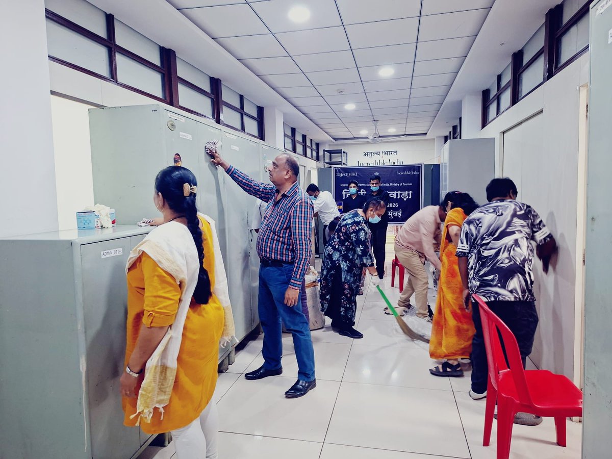 IndiatourismM's tweet photo. 🧹🇮🇳 Ek Din, Ek Ghanta, Ek Saath
India Tourism Mumbai staff joined the Swachhata Hi Seva 2026 cleanliness drive through collective Shramdaan and Jan Bhagidari.
स्वच्छता में सहभाग • स्वच्छ भारत, विकसित भारत 🇮🇳
#SwachhataHiSeva2026 #Shramdaan #JanBhagidari #IndiaTourismMumbai https://t.co/GbtHGCcKL2