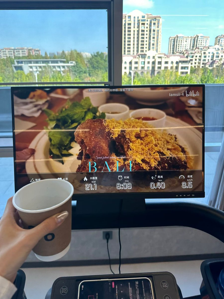 chenhui19281's tweet photo. 睡醒空腹有氧 洗个澡去采购食物 再大吃一顿 晚上去练胸和肩  再回家看很对胃口的经典港剧再大吃一顿  太幸福了 太幸福了 太幸福了 想活到100岁了 https://t.co/cCzKXKJrXu